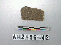 藏品(灰黑色夾砂陶片)的圖片